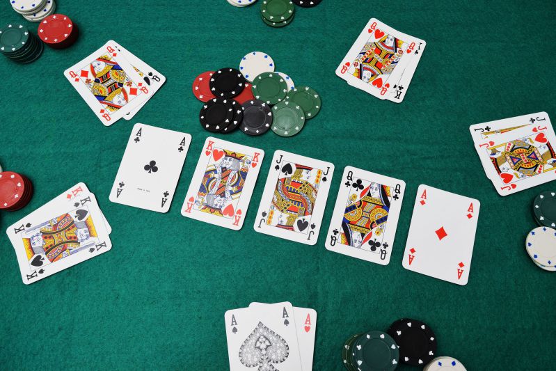 Tham gia chơi poker bằng điện thoại hoặc máy tính